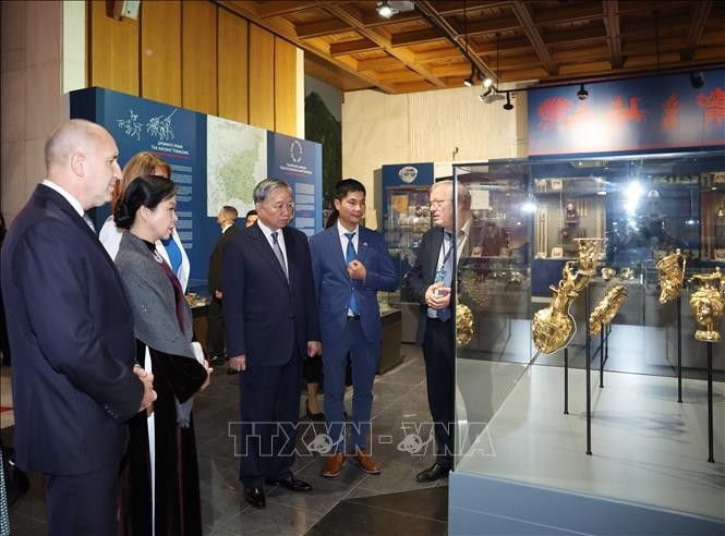 Генеральный секретарь ЦК КПВ То Лам и его супруга вместе с Президентом Республики Болгария Руменом Радевым и его супругой посетили Национальный исторический музей Болгарии. Фото: ВИА.