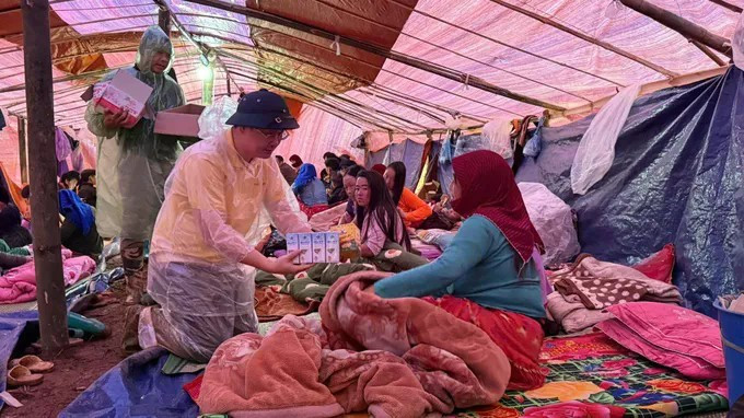 Многие организации и частные лица оказывают поддержку общинам, пострадавшим от наводнений. (Фото: sggp.org.vn) 