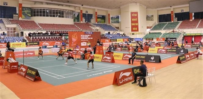 Почти 300 спортсменов принимают участие в международном турнире **LI-NING Vietnam International Series 2025**, проходящем в провинции Ниньбинь. (Фото: ВИА) 