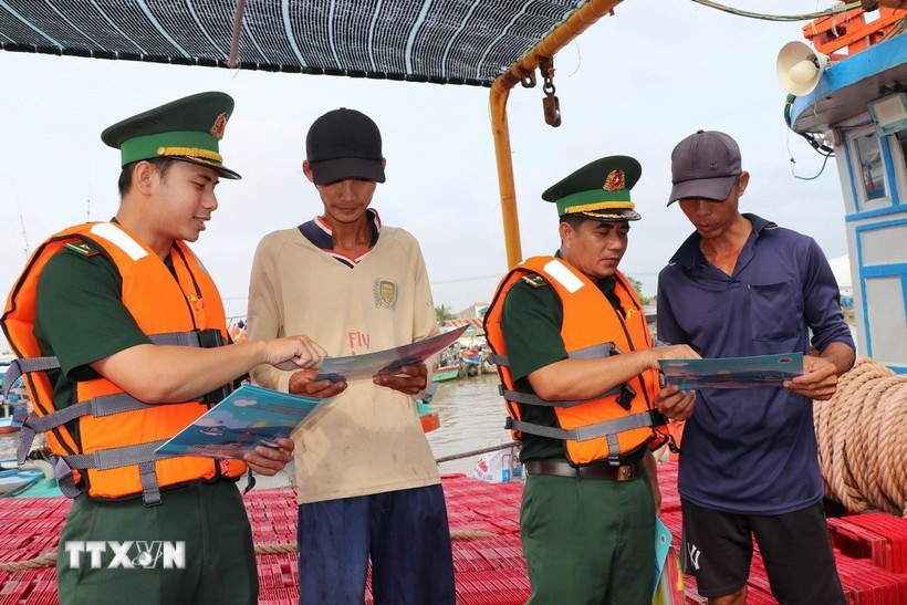 Распространение информации о борьбе с ННН-промыслом среди рыбаков (Фото: ВИА) 