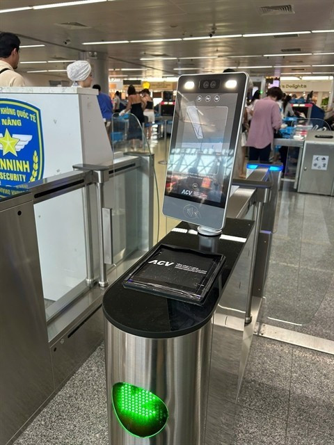 Система распознавания лиц (Face ID) установлена на пункте контроля безопасности в международном аэропорту Дананг. Аэропорт стал первым во Вьетнаме, где применяется полностью автоматизированное обслуживание пассажиров от регистрации до посадки. (Фото предоставлено ACV Da Nang)