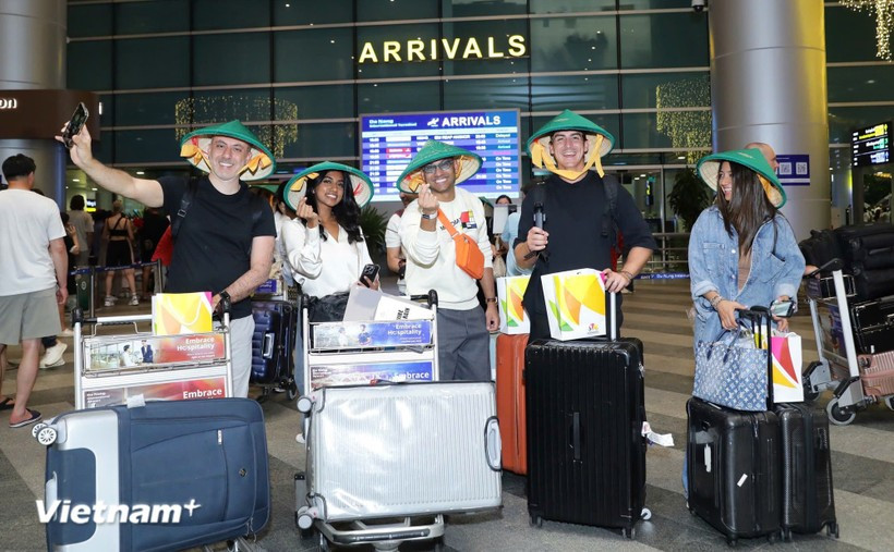 Иностранные туристы посещают Дананг. (Фото: VietnamPlus) 