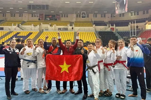 Вьетнамские тренеры и спортсмены на завершившемся в Иордании чемпионате Азии по джиу-джитсу среди взрослых и юношей до 21 года. (Фото: ВИA)