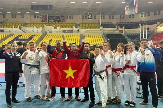Вьетнамские тренеры и спортсмены на завершившемся в Иордании чемпионате Азии по джиу-джитсу среди взрослых и юношей до 21 года. (Фото: ВИA)