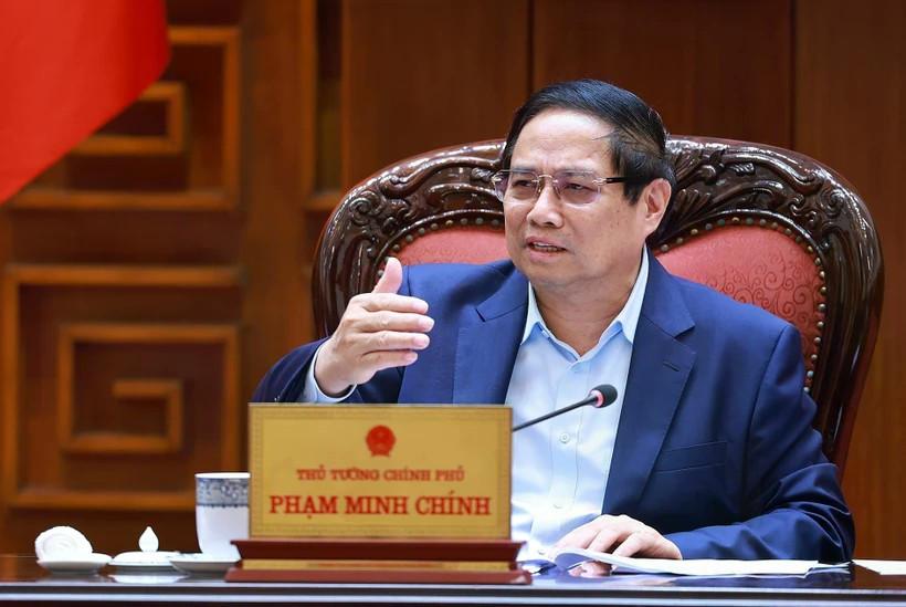 Премьер-министр Фам Минь Тьинь выступает на встрече членов постоянного кабинета министров с руководителями министерств, отраслей и населенных пунктов 5 апреля. (Фото: ВИA)