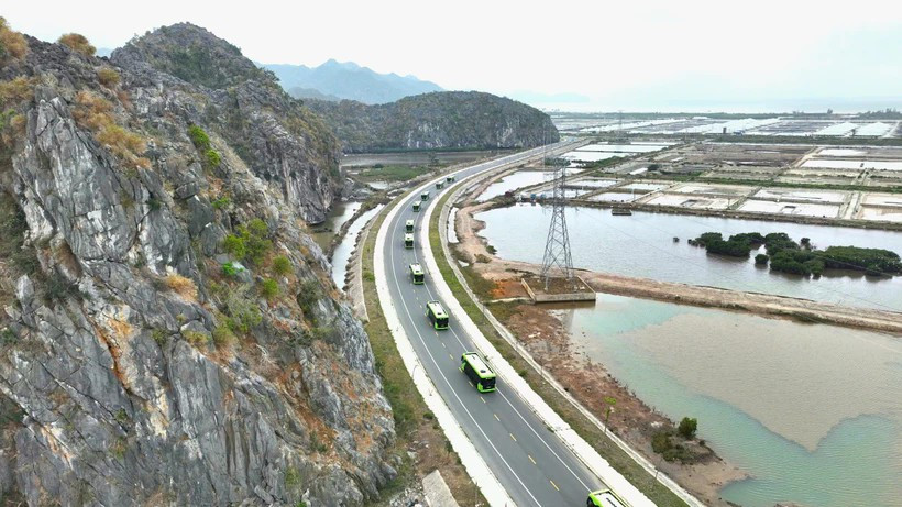 Бесплатные электронные автомобили для туристов на острове Катба. (Фото: ВИA)