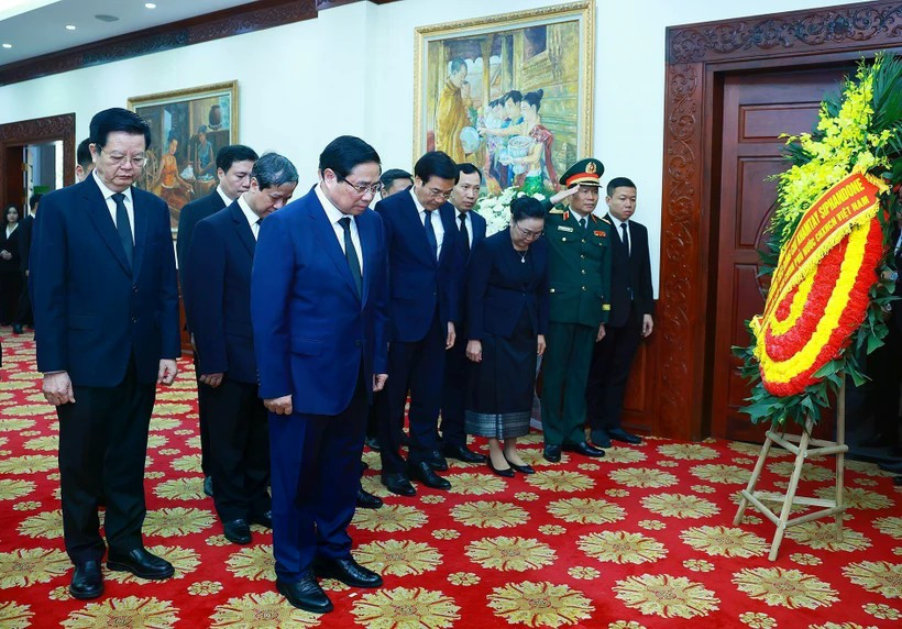 Премьер-министр Фам Минь Тьинь отдает дань уважения бывшему председателю Народно-революционной партии Лаоса и бывшему президенту государства Лаоса Кхамтаю Сипхандону в Ханое 4 апреля. (Фото: ВИA)