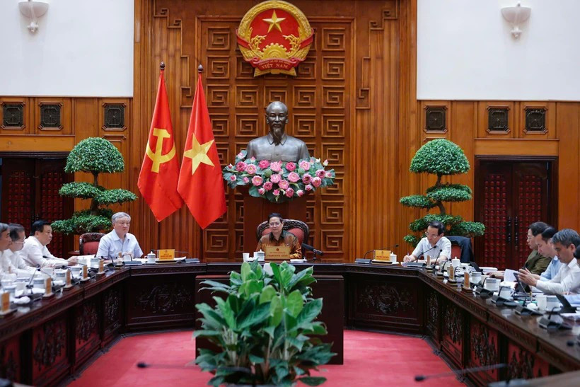 Премьер-министр Фам Минь Тьинь председательствует на заседании руководящего комитета по созданию региональных и международных финансовых центров. (Фото: ВИA)