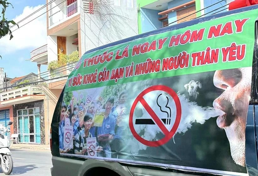 Баннер на боку автомобиля призывает людей бросить курить ради собственного здоровья и здоровья своих близких (Фото: ВИA)