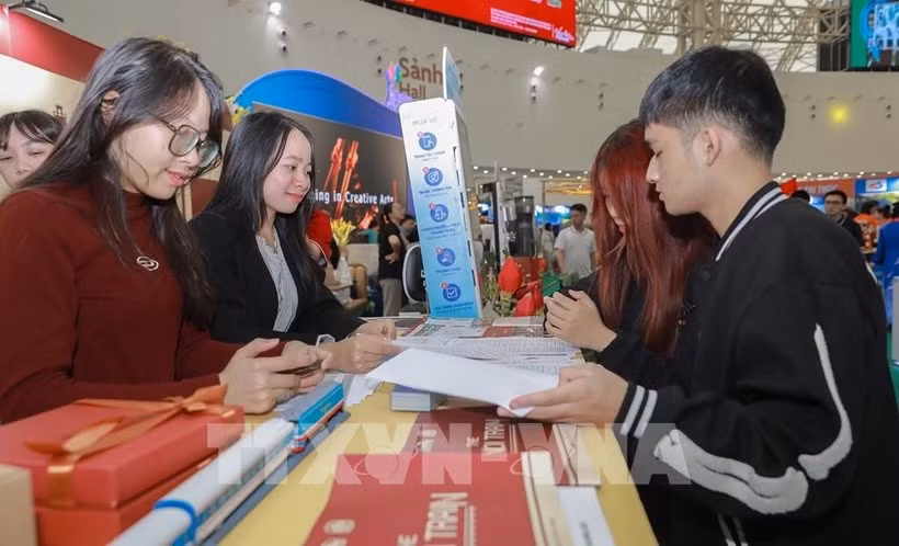 Компания PYS Travel сотрудничает с Вьетнамской железнодорожной корпорацией, представляя на «Осенней ярмарке-2025» эксклюзивные туры по всему Вьетнаму и другие туристические направления. (Фото: ВИА) 