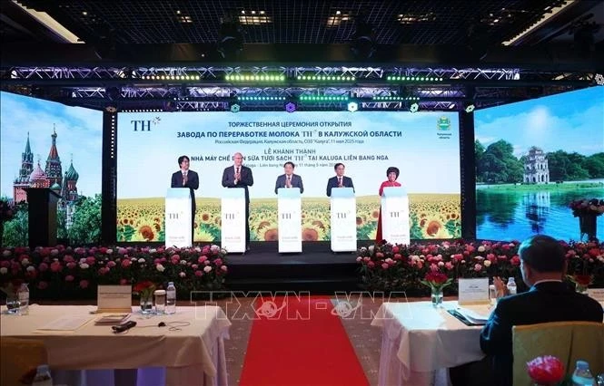  Делегаты нажимают кнопку для запуска молокоперерабатывающего завода TH Group в Боровском районе Калужской области России 11 мая (Фото: ВИA) 