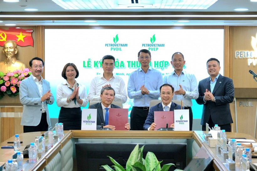 Представители Petrovietnam, PVOIL и PVEP на церемонии подписания соглашения. (Фото: petrovietnam.petrotimes.vn) 