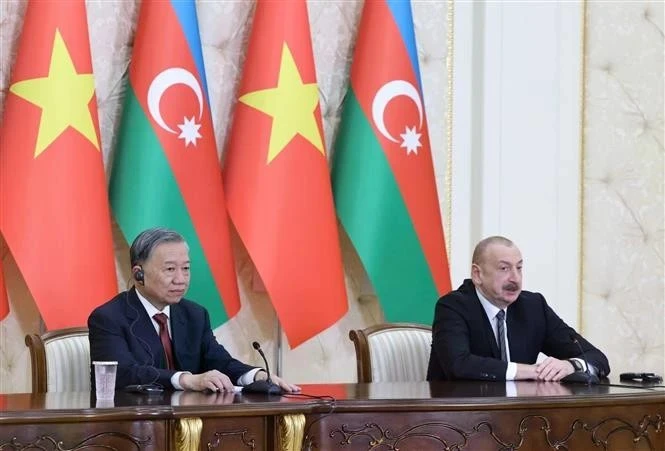 Генеральный секретарь ЦК Коммунистической партии Вьетнама То Лам (слева) и президент Азербайджана Ильхам Алиев на пресс-конференции. (Фото: ВИA)