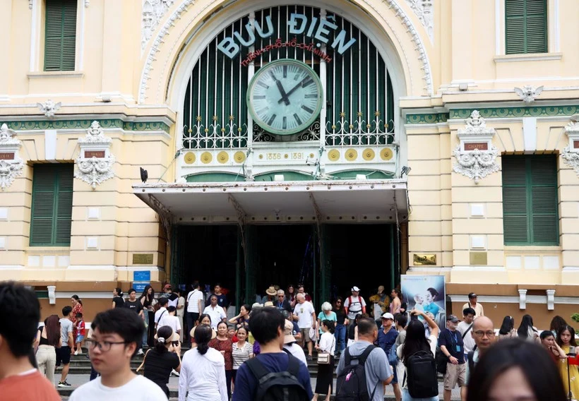 Центральный почтамт в Хошимине привлекает большое количество посетителей во время пятидневных каникул. (Фото: ВИA)