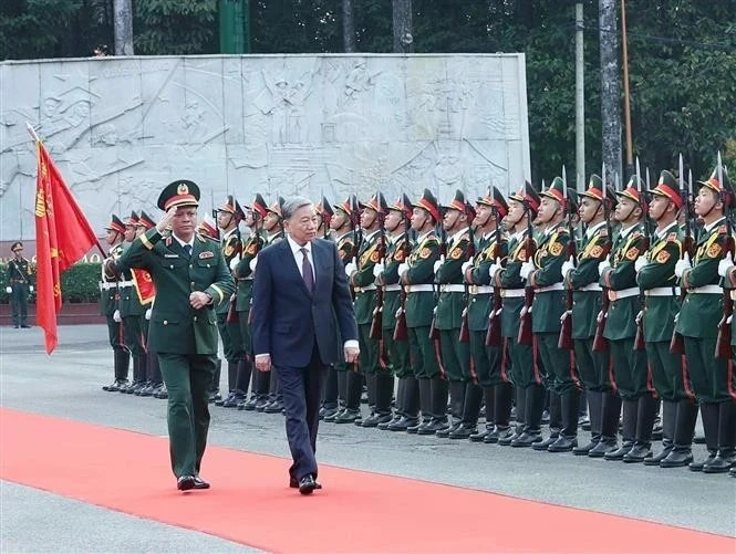 Генеральный секретарь ЦК КПВ То Лам (справа), который также является секретарем Центральной военной комиссии, обходит отряд почетного караула во время своего рабочего визита в 7-й военный округ 8 января. (Фото: ВИA)