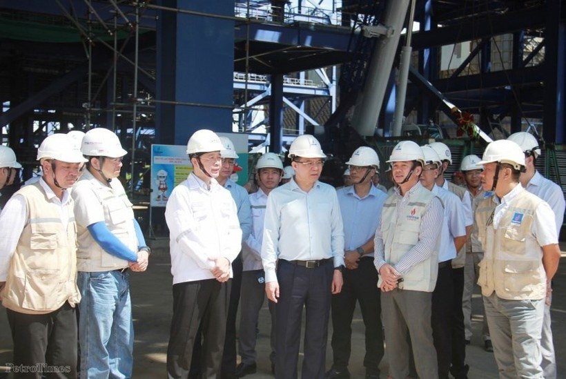 Председатель Petrovietnam Ле Мань Хунг проверяет ход строительства на площадке проекта теплоэлектростанции Лонгфу 1. (Фото: Petrovietnam)