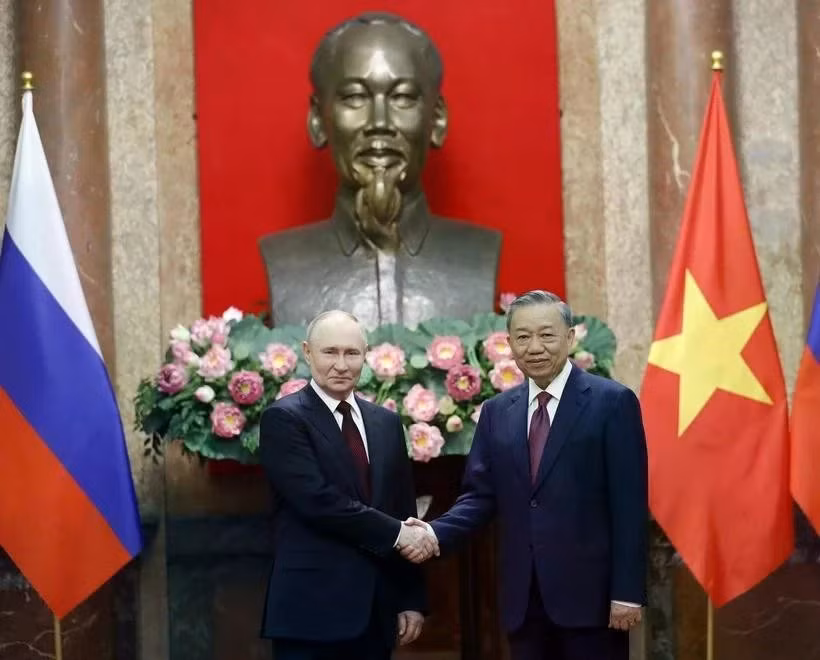Генеральный секретарь ЦК КПВ То Лам (справа) позирует для фото с президентом России Владимиром Путиным (Фото: ВИA)