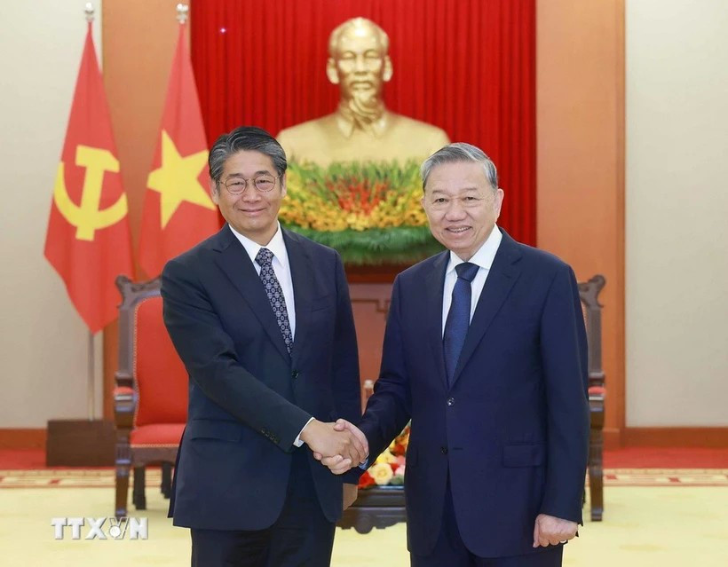 Генеральный секретарь партии То Лам (справа) пожимает руку послу Японии во Вьетнаме Ито Наоки. (Фото: ВИA)