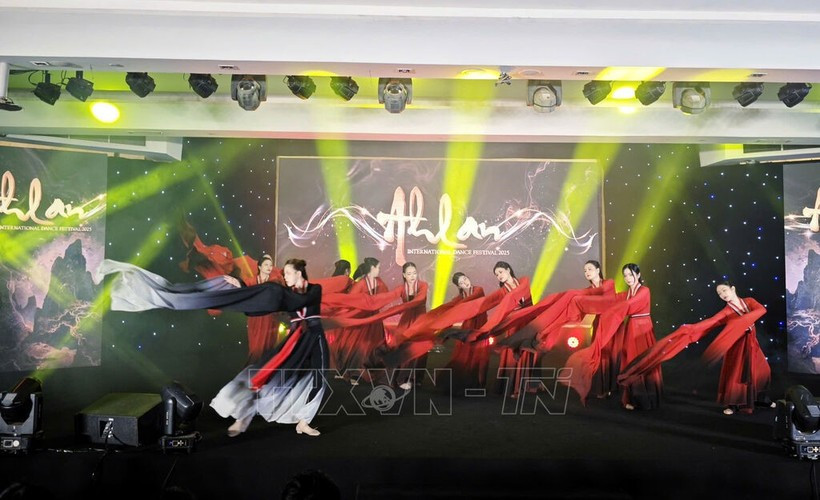 Конкурс Ahlan Competition 2025 включает 35 категорий для танцоров-любителей и профессионалов и привлекает участников из разных возрастных групп. (Фото: ВИA)