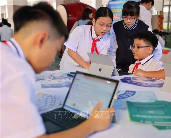 Студенты читают электронные книги. (Фото: ВИA)