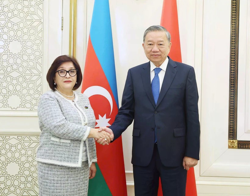 Генеральный секретарь ЦК Коммунистической партии Вьетнама То Лам (справа) встречается с председателем Милли Меджлиса (Национального собрания) Азербайджана Сахибой Гафаровой в Баку 8 мая. (Фото: ВИA)