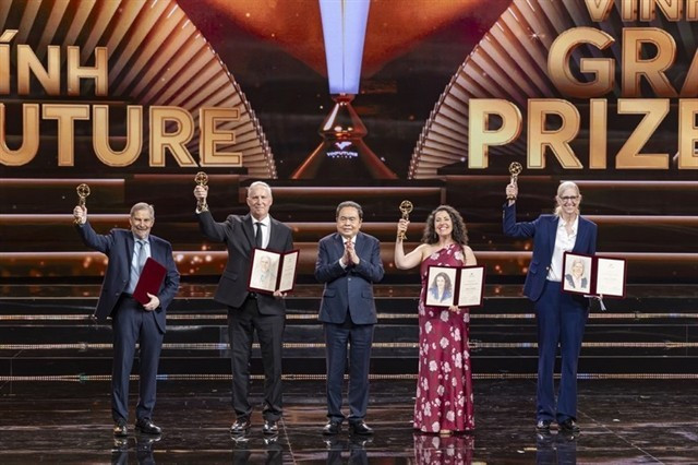 Председатель Национального собрания Чан Тхань Ман вручаёт Главную премию VinFuture 2025 четырём учёным за их открытия и разработку вакцин против ВПЧ. (Фото предоставлено организаторами) 