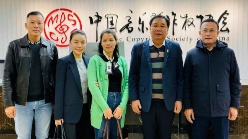 Директор Вьетнамского центра по защите авторских прав на музыкальные произведения Динь Чунг Кан (второй справа) на заседании Международной конфедерации обществ авторов и композиторов в Пекине (Китай) в октябре 2025 года. Фото: nhandan.vn. 