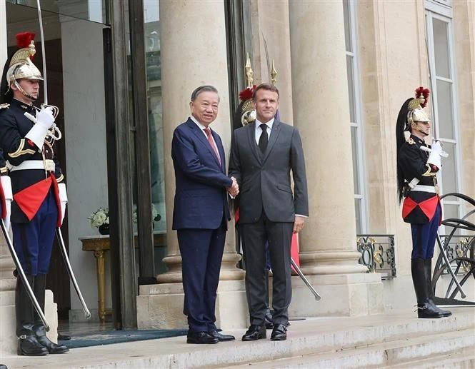 7 октября 2024 года генеральный секретарь ЦК КПВ, президент государства То Лам принимает участие в официальной церемонии приветствия, организованной президентом Франции Эммануэлем Макроном. (Фото: ВИA)