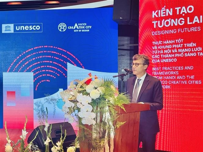 Представитель ЮНЕСКО во Вьетнаме Джонатан Бейкер выступает на конференции. (Фото: ВИА) 