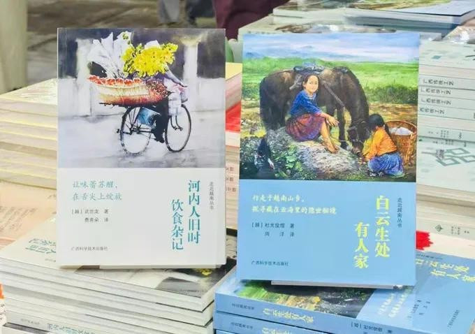 Книга автора Ву Тхе Лонга «Этикет питания и питья ханойцев на протяжении всей истории», изданная на китайском языке, получила в Китае награду за 2025 влиятельных книг Юго-Восточной Азии. (Фото: sggp.org.vn)