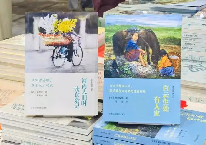 Книга автора Ву Тхе Лонга «Этикет питания и питья ханойцев на протяжении всей истории», изданная на китайском языке, получила в Китае награду за 2025 влиятельных книг Юго-Восточной Азии. (Фото: sggp.org.vn)