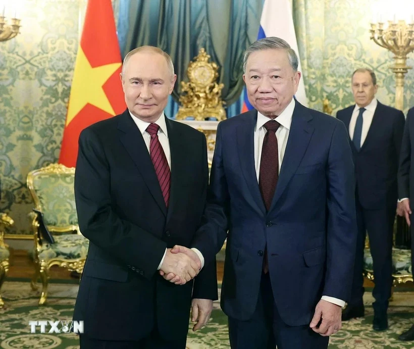 Генеральный секретарь ЦК Коммунистической партии Вьетнама (КПВ) То Лам (справа) и президент России Владимир Путин в Кремлевском дворце в Москве 10 мая (по местному времени). (Фото: ВИA)