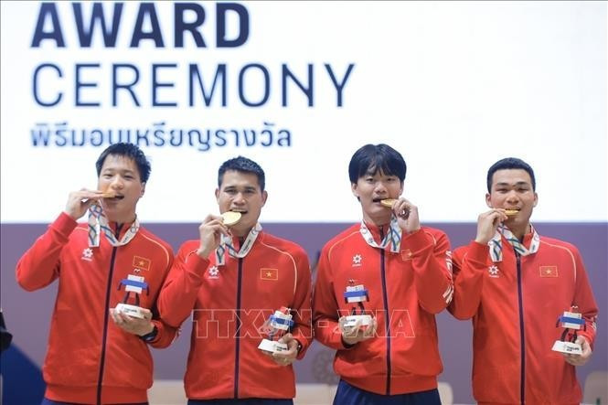 Фехтовальщики Нгуен Суан Лой, Нгуен Ван Кует, Ле Ван Банг и Фан Ань Зыонг уверенно обыгрывают сборную Малайзии со счётом 45:27 в командном финале и завоёвывают золотые медали. (Фото: ВИА)