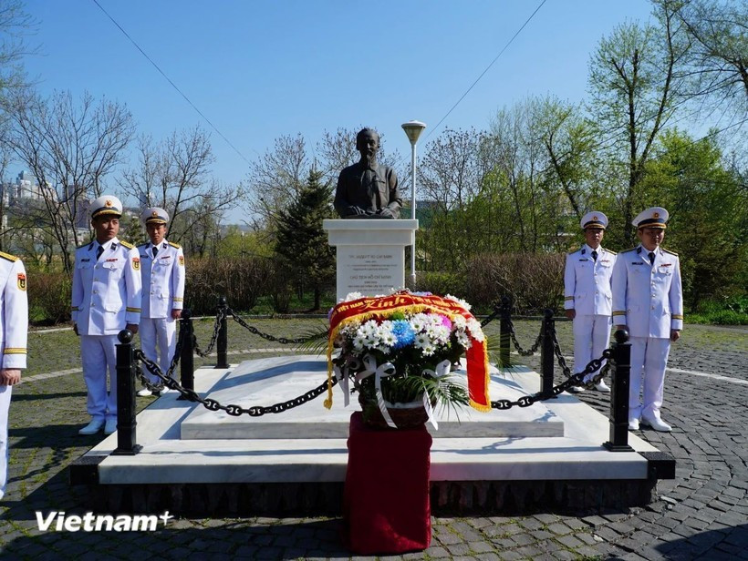 Церемония возложения цветов к статуе президента Хо Ши Мина во Владивостоке, Россия. (Фото: VietnamPlus)