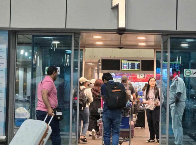 Граждане Вьетнама входят в аэропорт Каира (Египет), чтобы вернуться домой. (Фото: Посольство Вьетнама в Израиле)