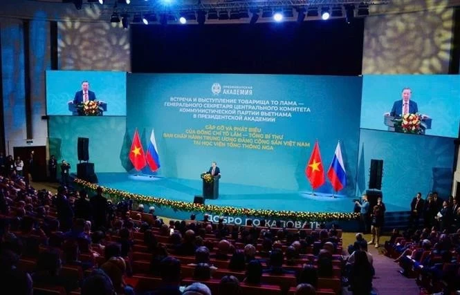 Генеральный секретарь ЦК КПВ То Лам выступает с речью в Российской академии народного хозяйства и государственной службы при Президенте РФ (РАНХиГС) в Москве 10 мая. (Фото: ВИA)