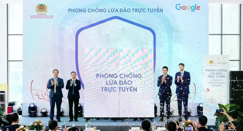 Представители Министерства общественной безопасности и компании Google на мероприятии 26 июня. (Фото предоставлено организаторами)