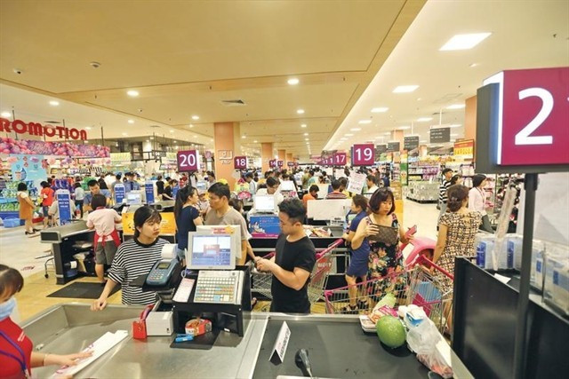 Покупатели в торговом центре Aeon в Лонгбьене, Ханой. (Фото: ВИA)