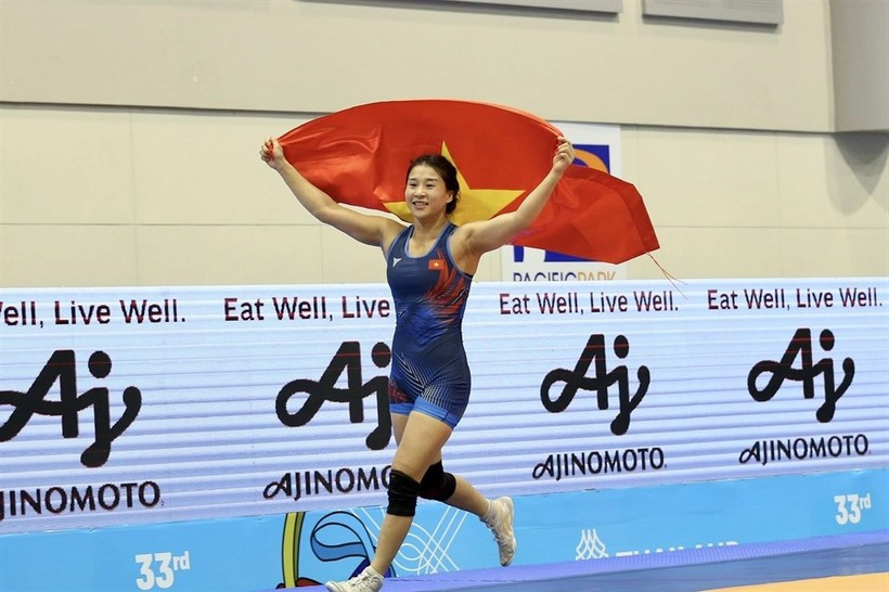 Борец Нгуен Тхи Ми Чанг празднует свою победу. (Фото: tdtt.gov.vn) 