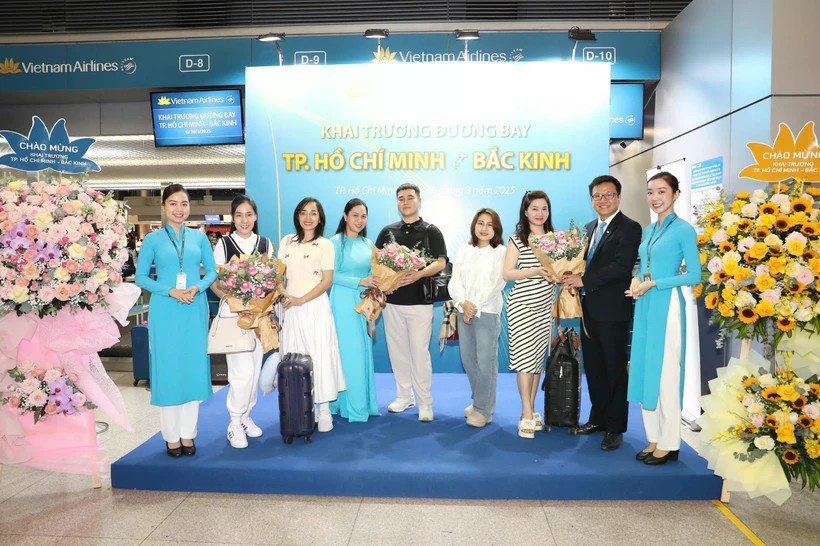 Авиакомпания Vietnam Airlines проводит церемонию встречи экипажа и пассажиров первого рейса из Хошимина в Пекин, Китай, через международный аэропорт Пекин Даксин. (Фото: ВИA)