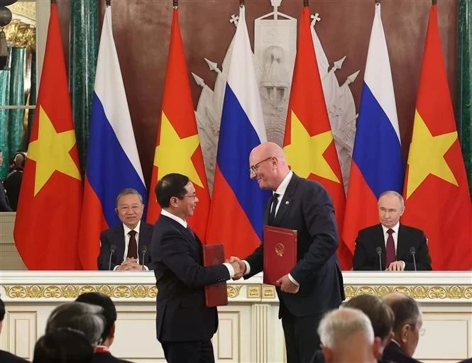 Генеральный секретарь ЦК КПВ То Лам и президент РФ Владимир Путин во время обмена соглашениями о сотрудничестве в нефтегазовой отрасли и протоколами о деятельности совместных предприятий «Вьетсовпетро» и «Русвьетпетро» между вице-премьером, министром иностранных дел Вьетнама Буй Тхань Шоном и вице-премьером РФ Дмитрием Чернышенко. (Фото: ВИA)