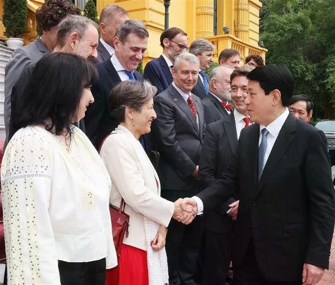 Президент государства Лыонг Кыонг (справа) приветствует дипломатов ЕС на встрече в Ханое 9 июня. (Фото: ВИA)