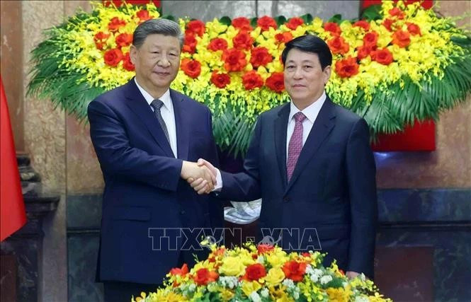 Президент государства Лыонг Кыонг (справа) и Генеральный секретарь ЦК Коммунистической партии Китая (КПК), Председатель КНР Си Цзиньпин. (Фото: ВИA)
