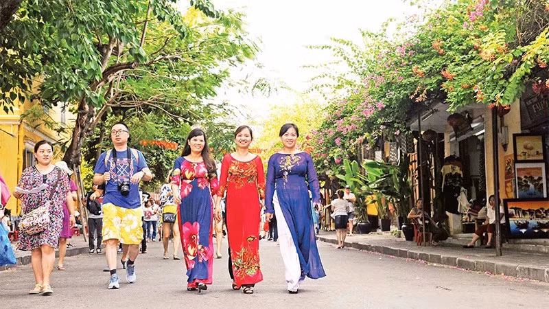 Туристы посещают древний город Хойан, провинция Куангнам. (Фото: nhandan.vn)