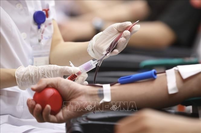Люди сдают кровь в Национальном институте гематологии и переливания крови в рамках кампании «Благодарные капли». (Фото из архива: ВИA)