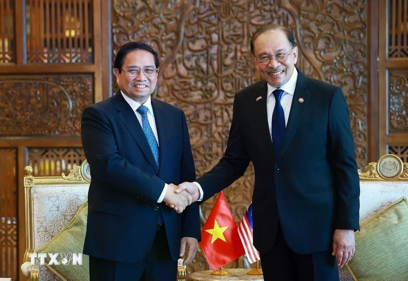 Премьер-министр Вьетнама Фам Минь Тьинь (слева) и премьер-министр Малайзии Анвар Ибрагим на переговорах в Куала-Лумпуре 25 мая. (Фото: ВИA)