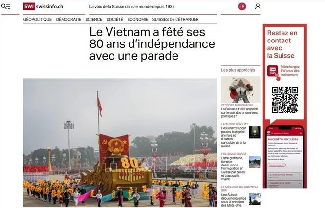 В статье, опубликованной на SwissInfo, говорится, что парад, посвященный 80-летию национального праздника Вьетнама, является не только демонстрацией военной мощи, но и героическим свидетельством того, что страна прошла путь строительства и защиты страны, преодолевая бесчисленные испытания. (Скриншот фото)