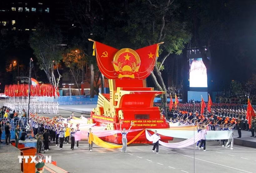 Парадный флаг с государственным гербом Социалистической Республики Вьетнам принимает участие во второй полной репетиции предстоящего военного парада и массового шествия в честь воссоединения страны. (Фото: ВИA)