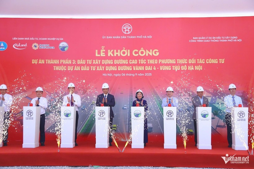 Делегаты нажимают кнопки, чтобы запустить проект. (Фото: Vietnamnet.vn)