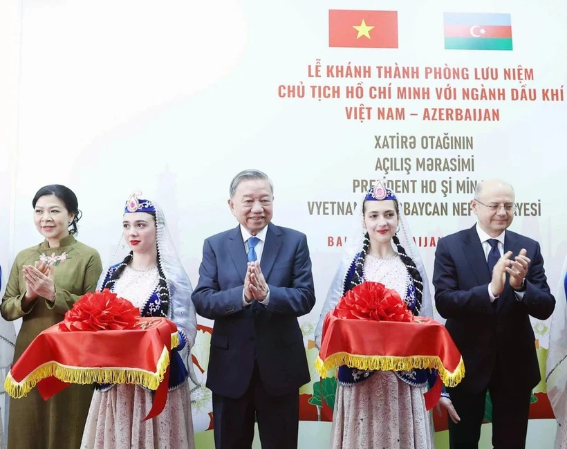 Генеральный секретарь партии Вьетнама То Лам (справа) и его супруга Нго Фыонг Ли (слева) перерезают ленточку на открытии мемориальной комнаты, посвященной связи между покойным президентом Хо Ши Мином и нефтегазовой промышленностью Вьетнама и Азербайджана. (Фото: ВИA)